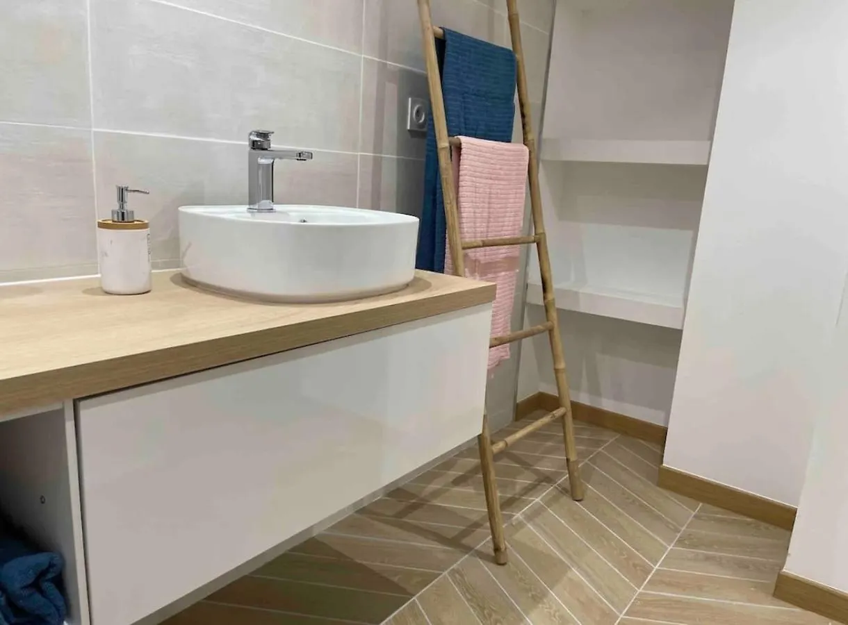 Le Duplex - Gare / Tram / Netflix Apartment Fontaine  0*, Fontaine (Rhone-Alps)
